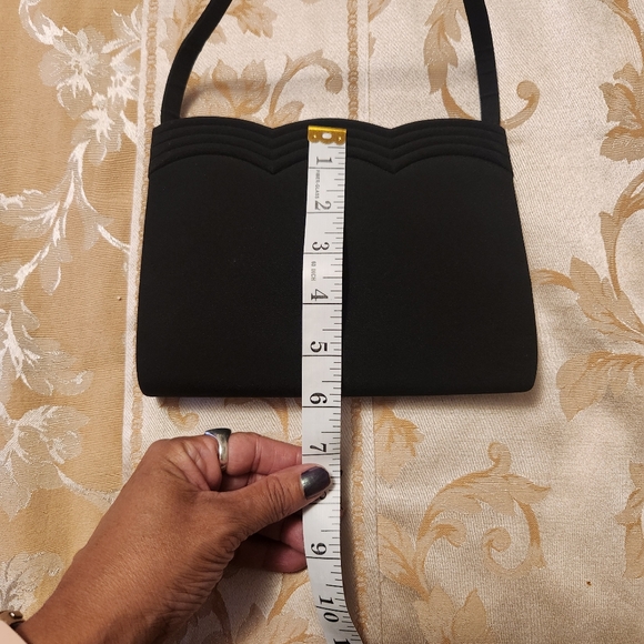 Black formal purse with a scalloped design - Picture 2 of 9